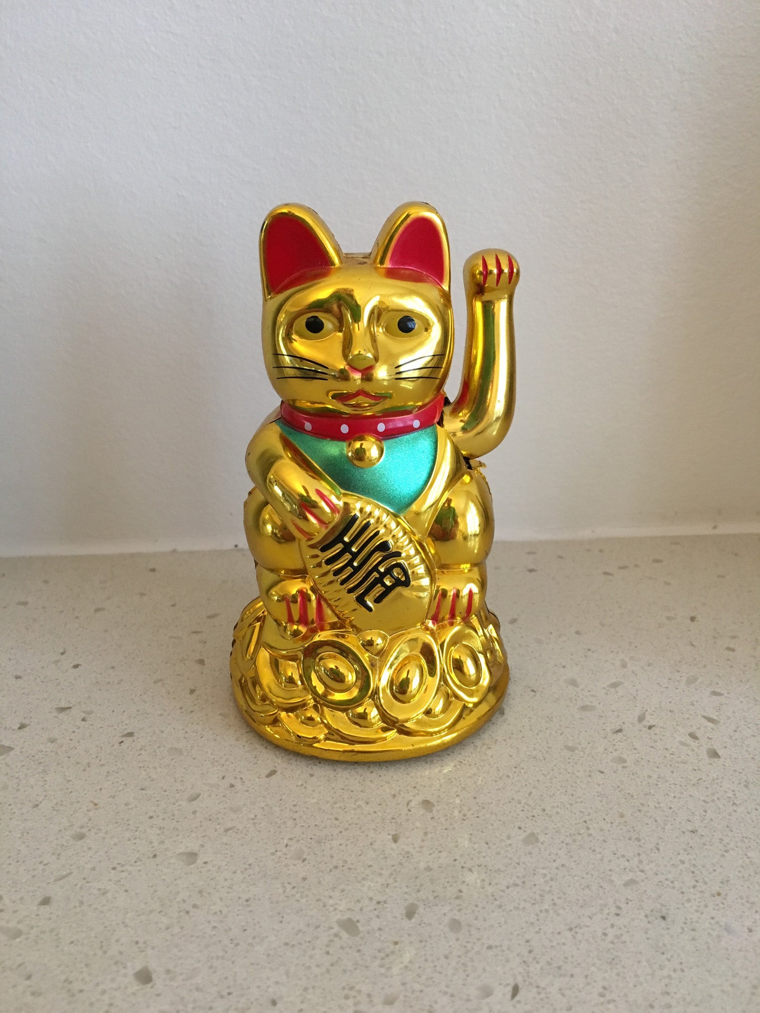 Solar Powered Beckoning Cat